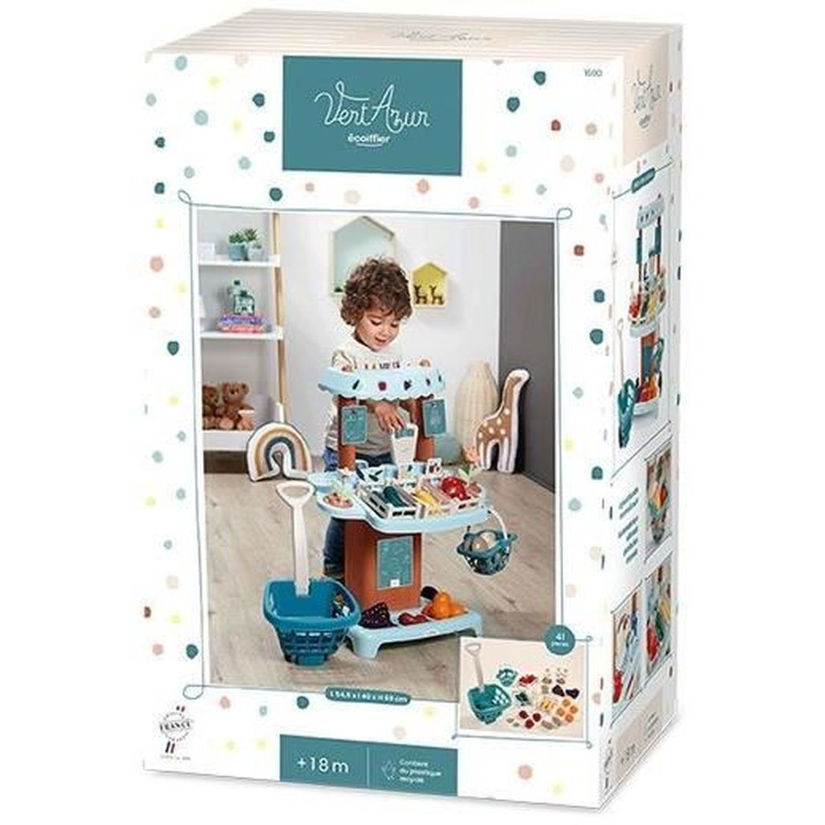 Ein Kind spielt mit einem Spielküchen-Set mit Obst und Gemüse auf der Verpackung.