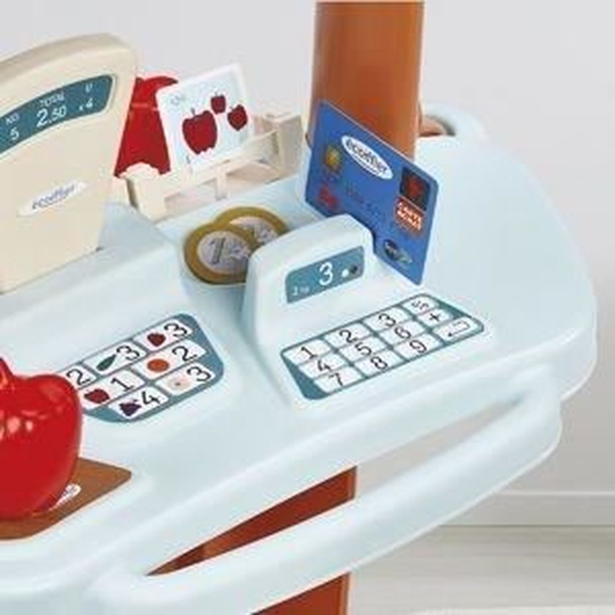Spielzeugkasse mit Waage, Tasten, Münzen, Kreditkarte und Apfelbildern.