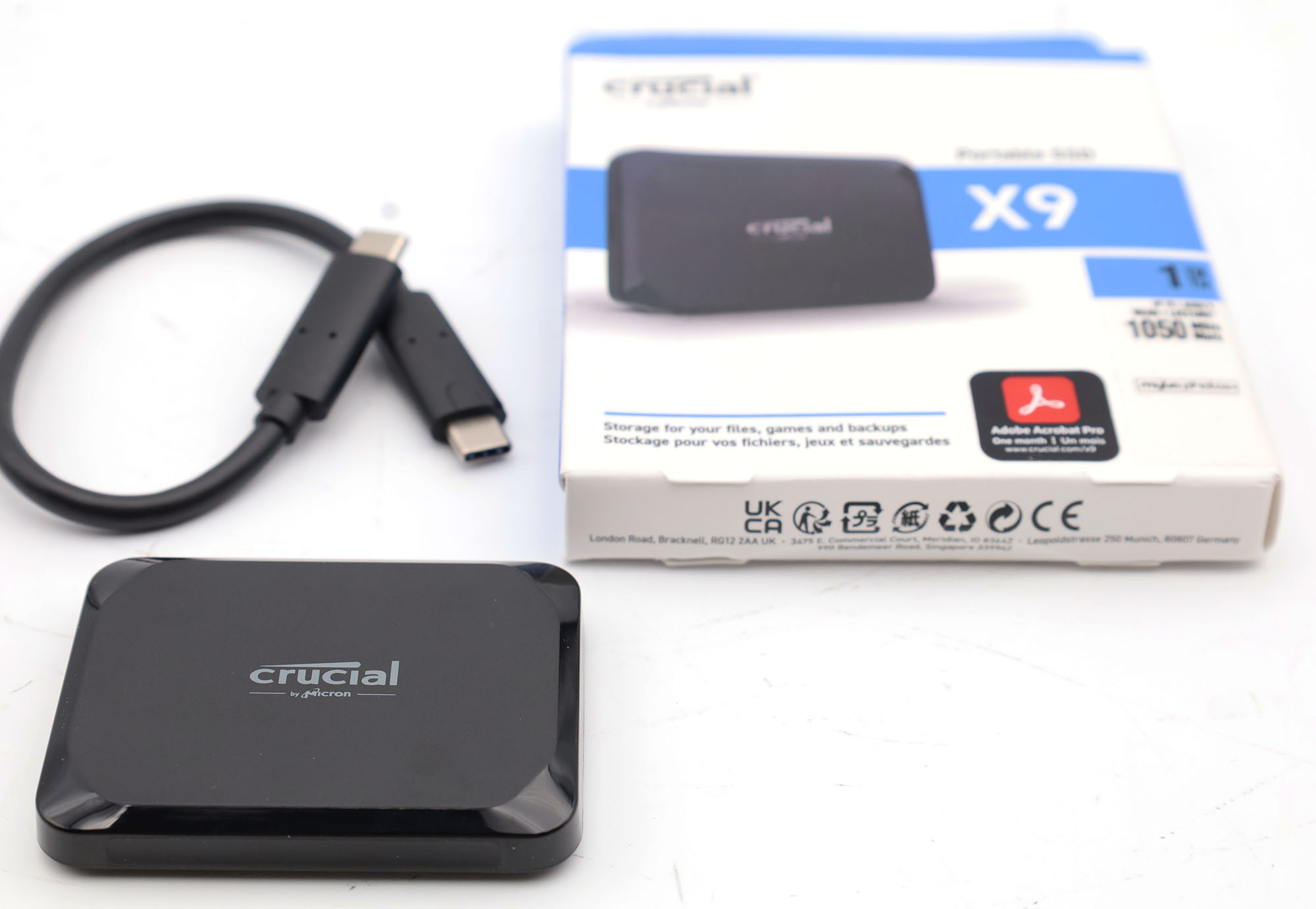 Schwarze externe SSD von Crucial X9 mit Kabel und Verpackung.