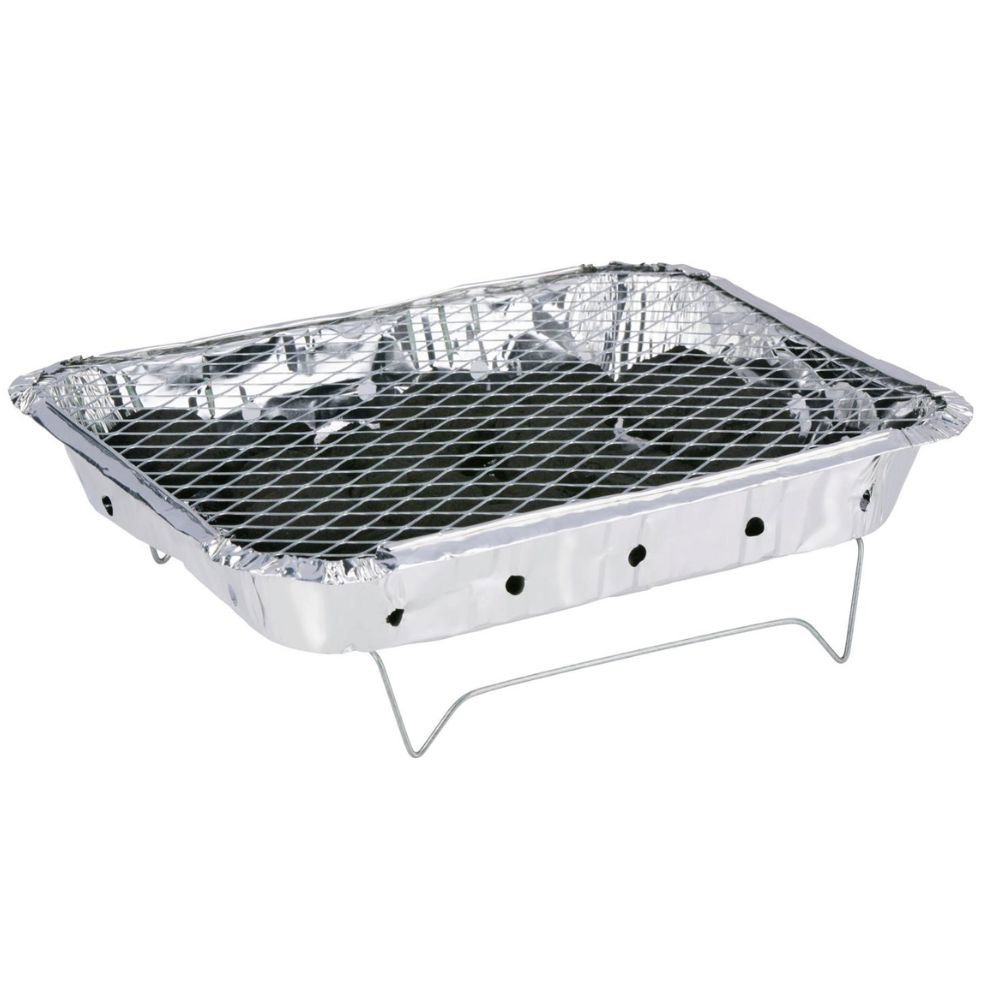 Wegwerpgrill met zilverfolie, metalen rooster en houtskool.