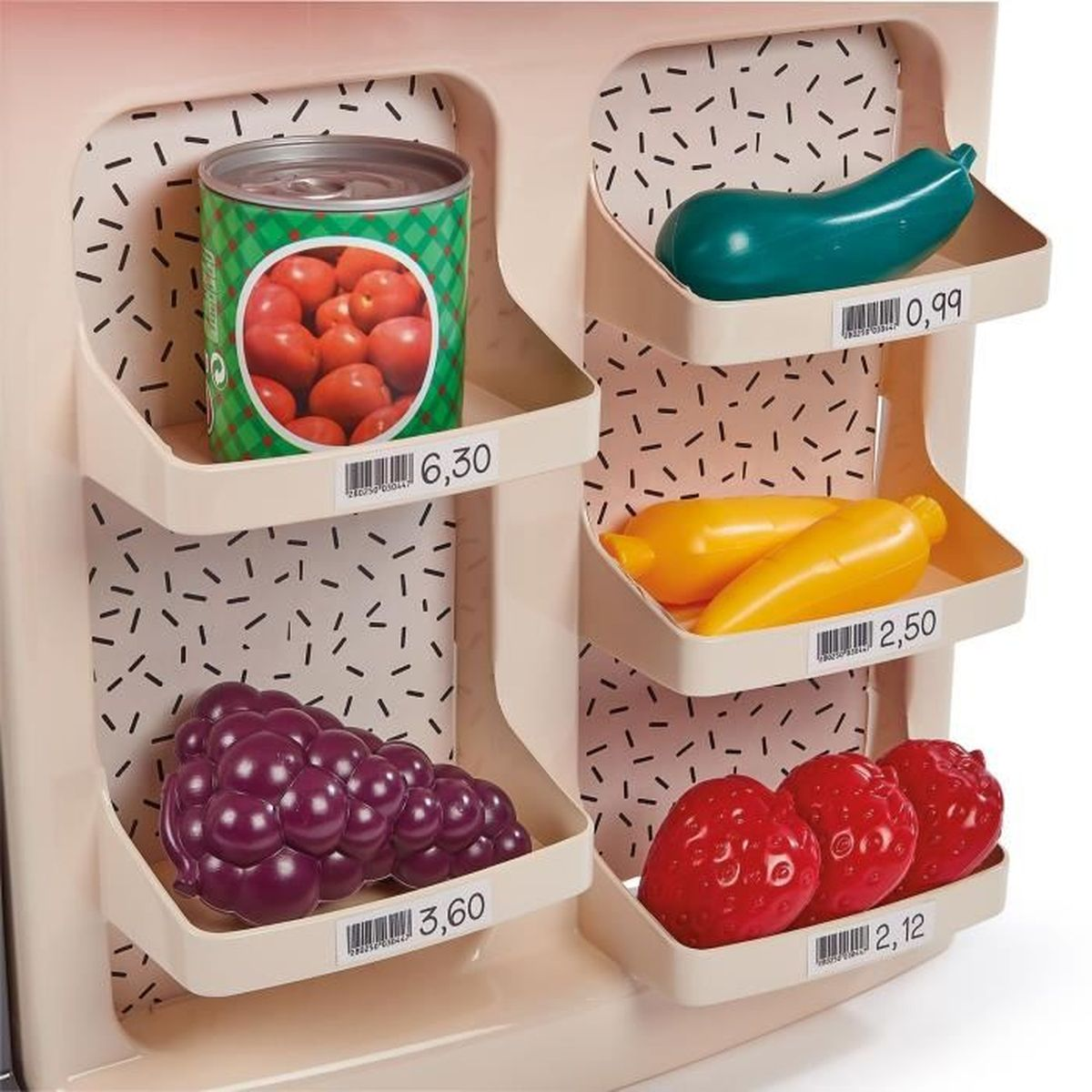 Nevera de juguete con tomates en lata, calabacín, uvas y fresas.