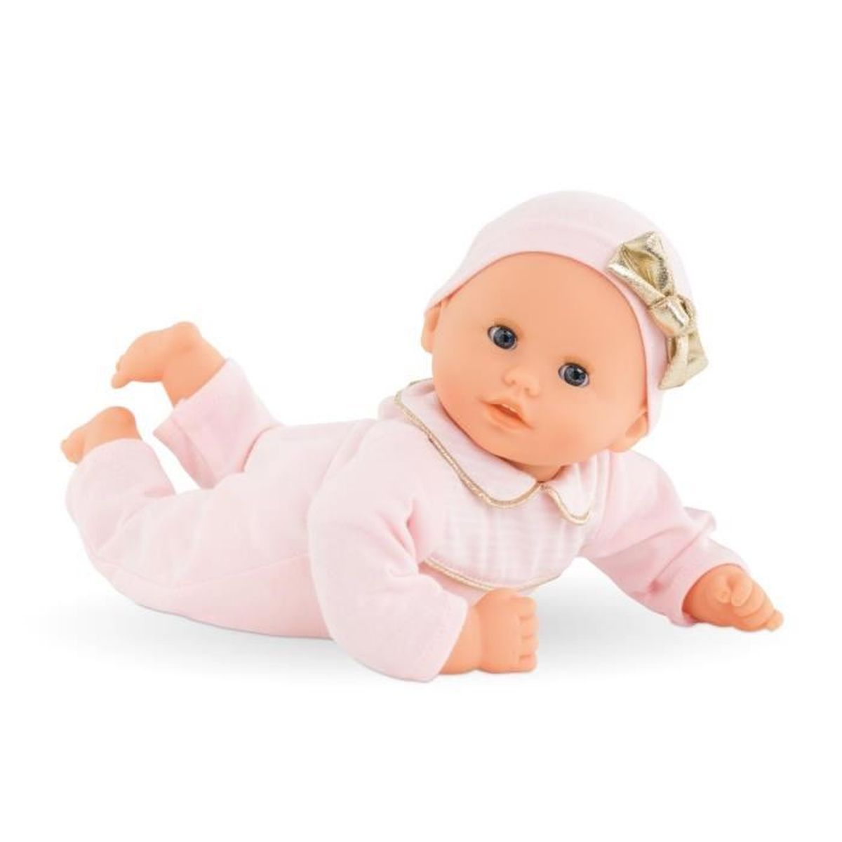 Ein Babypuppe in Rosa mit Hut und Schleife liegt auf dem Bauch.