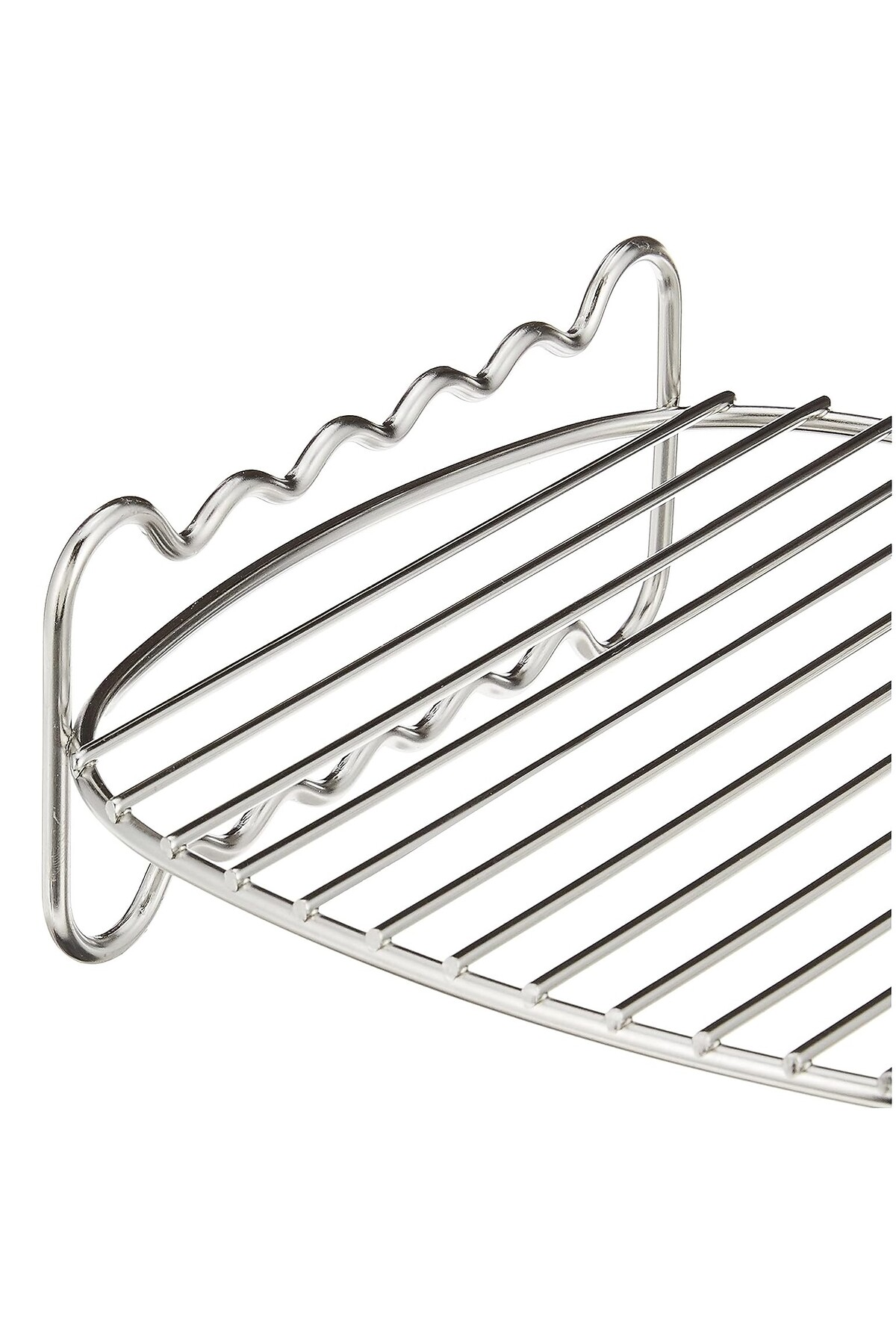 Gümüş metal raf, dalgalı kenarlı ve kulplu. Beyaz arka plan.