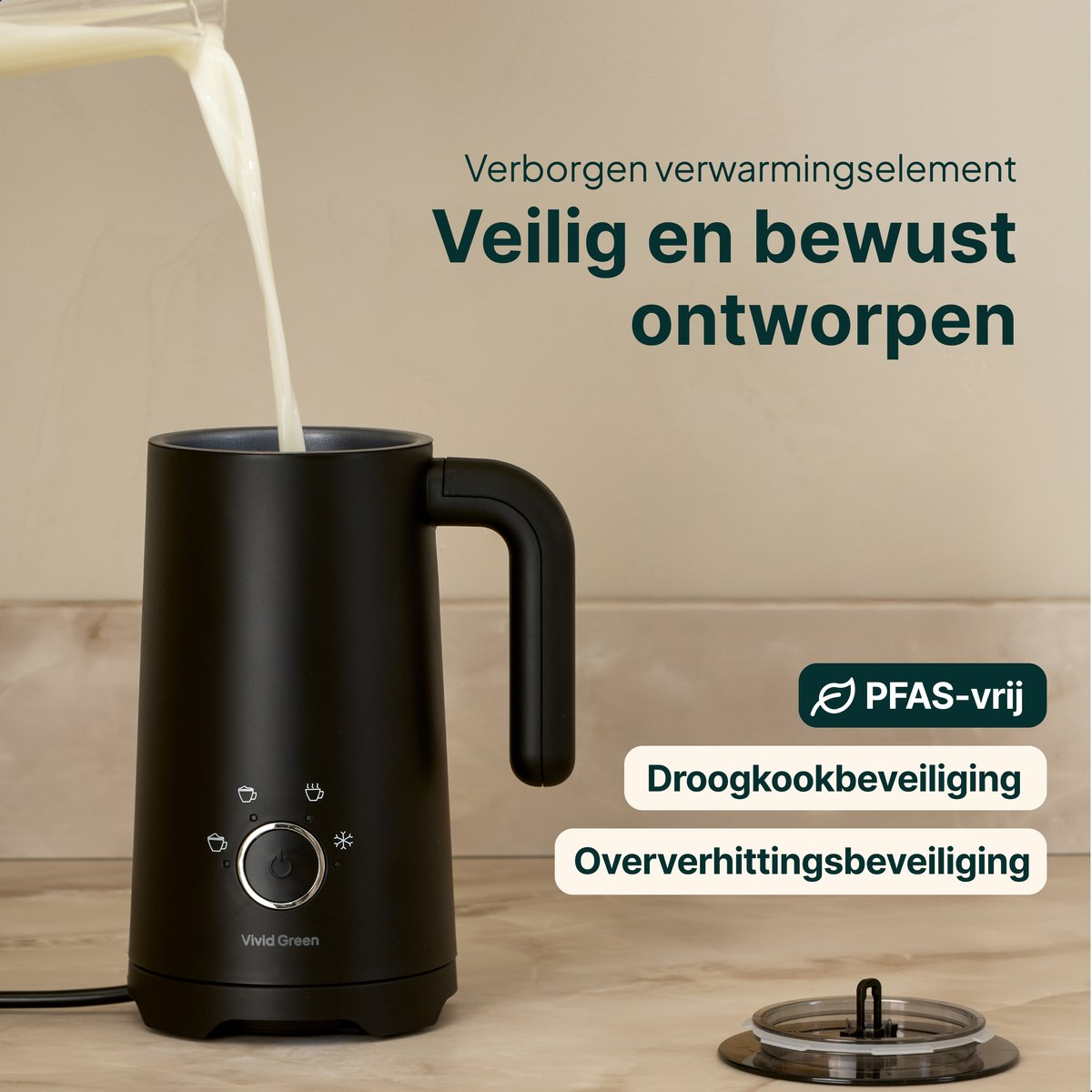 Zwarte melkopschuimer met handvat. Melk wordt erin gegoten. Tekst in het Nederlands.