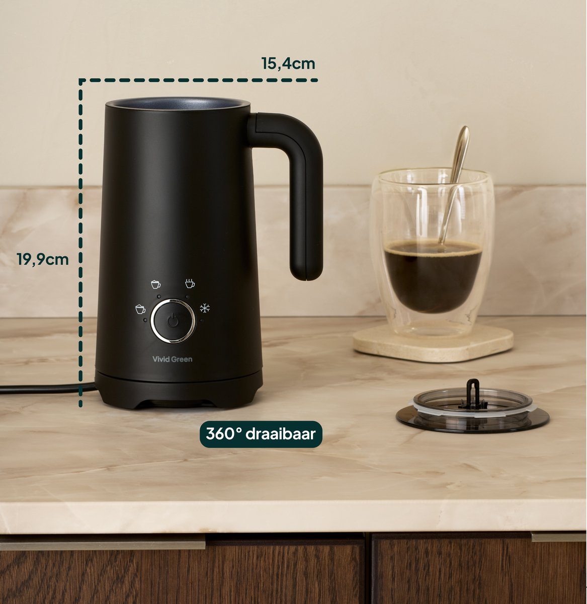 Zwarte melkopschuimer met handvat, naast een glas koffie en een deksel.