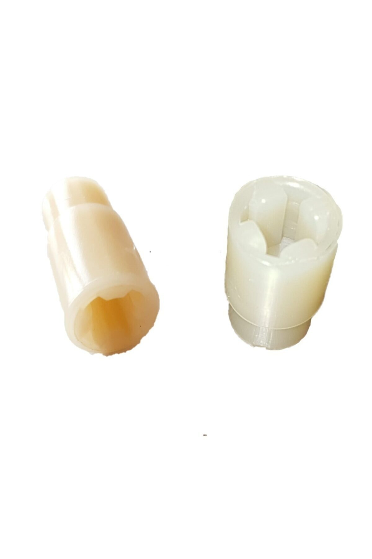 Beyaz arka plan üzerinde iki beyaz plastik parça.