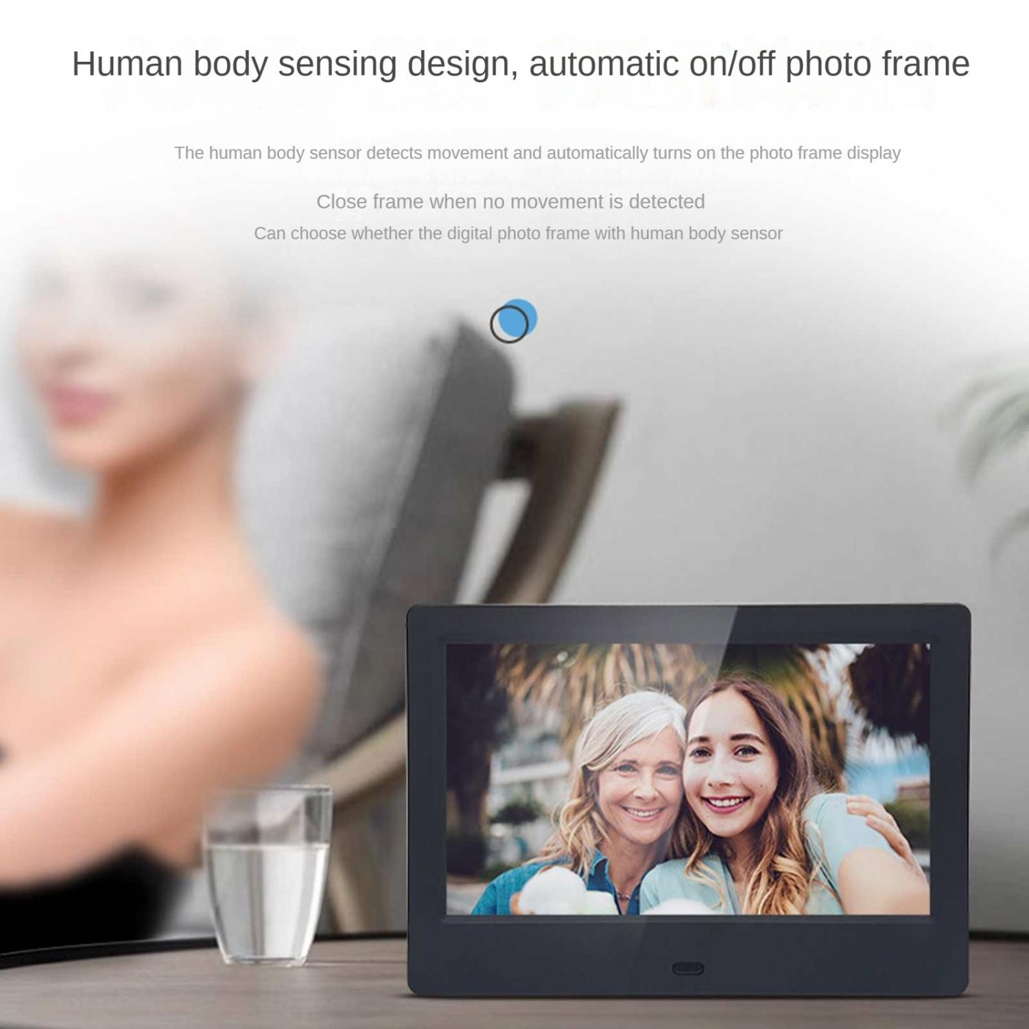 Digitaler Bilderrahmen zeigt zwei lächelnde Frauen, mit Text über Körpersensor.