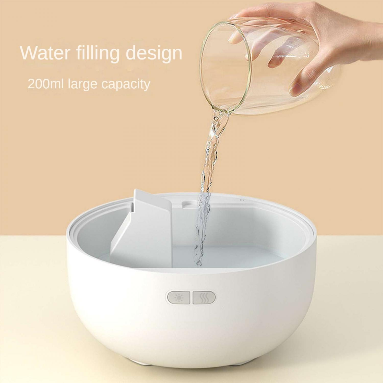 Wasser wird aus Glas in weiße Schale gegossen.