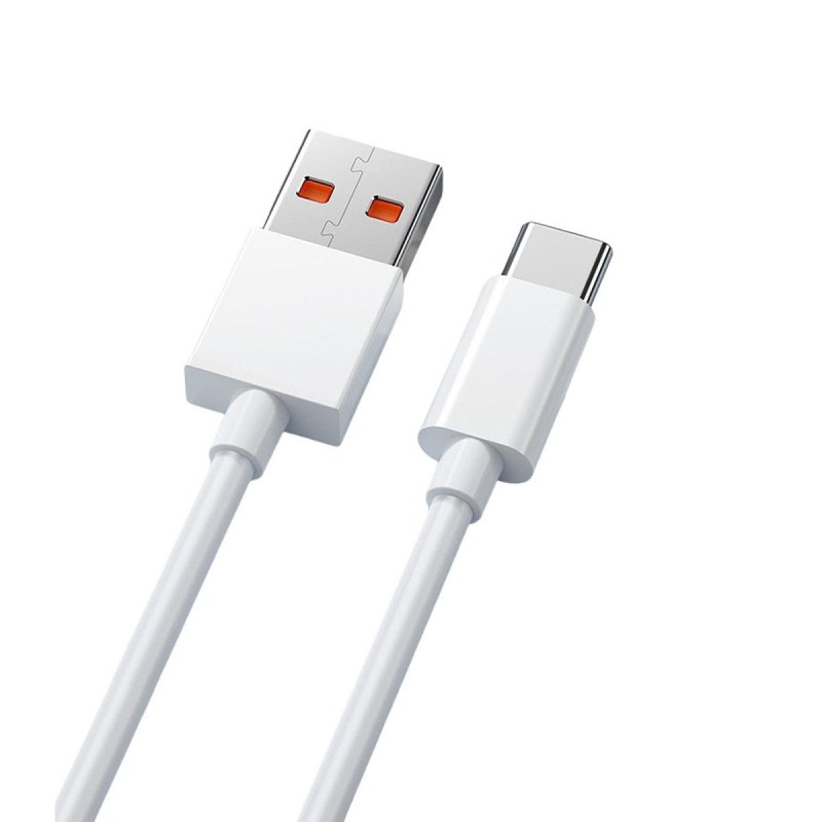Un cavo USB-A a USB-C bianco con connettori argentati e accenti arancioni.