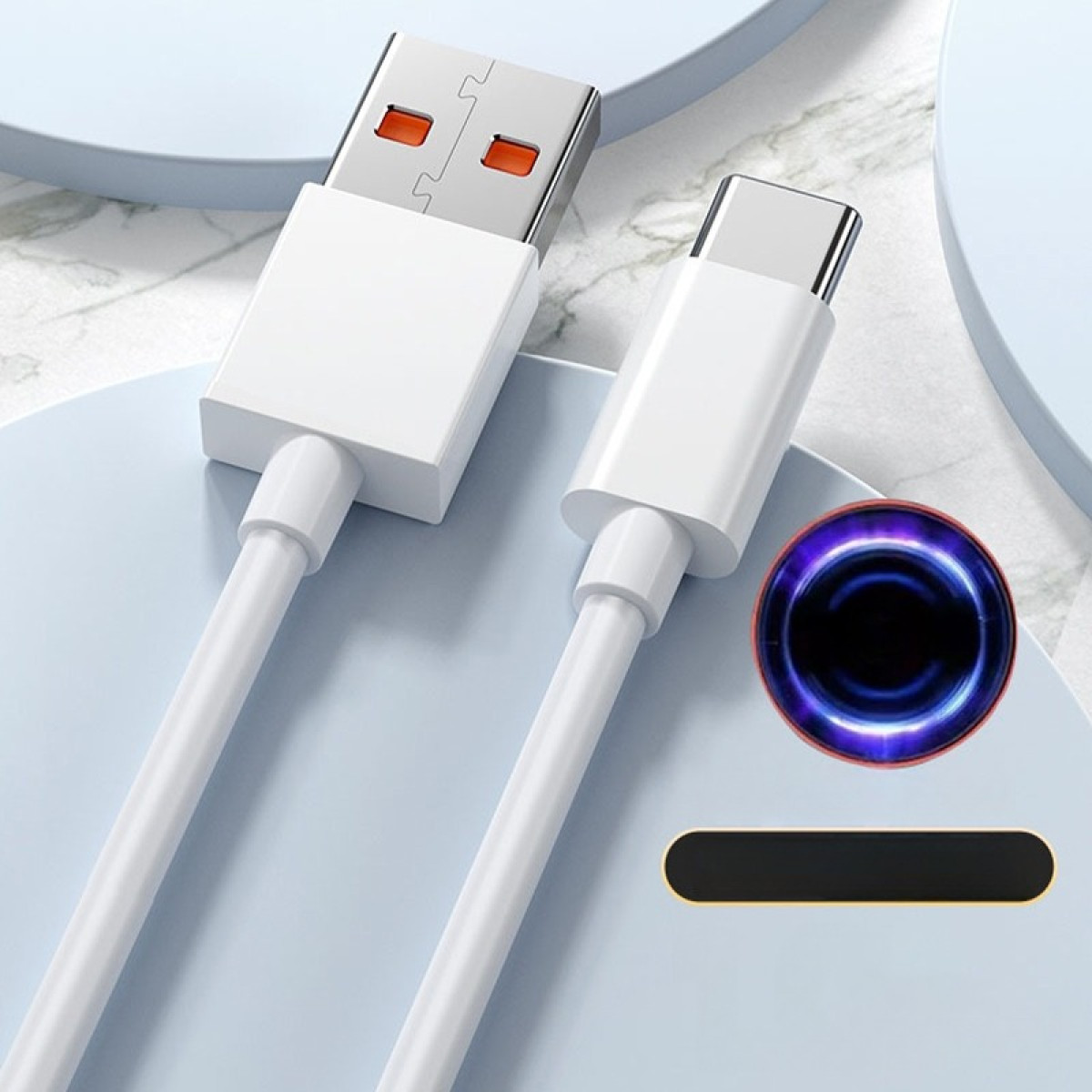 Un cavo USB-C bianco con connettore USB-A e connettore USB-C.