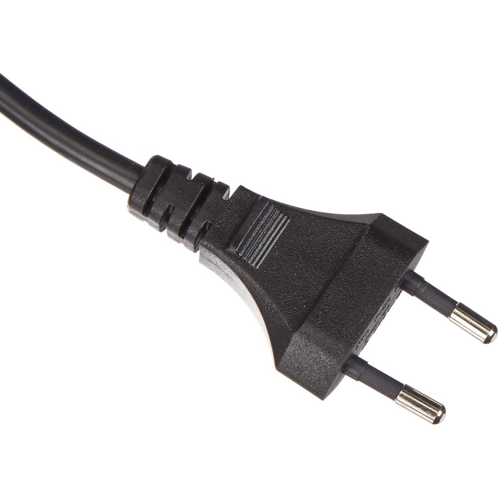Ein schwarzer Netzstecker mit zwei Metallstiften auf weißem Hintergrund.