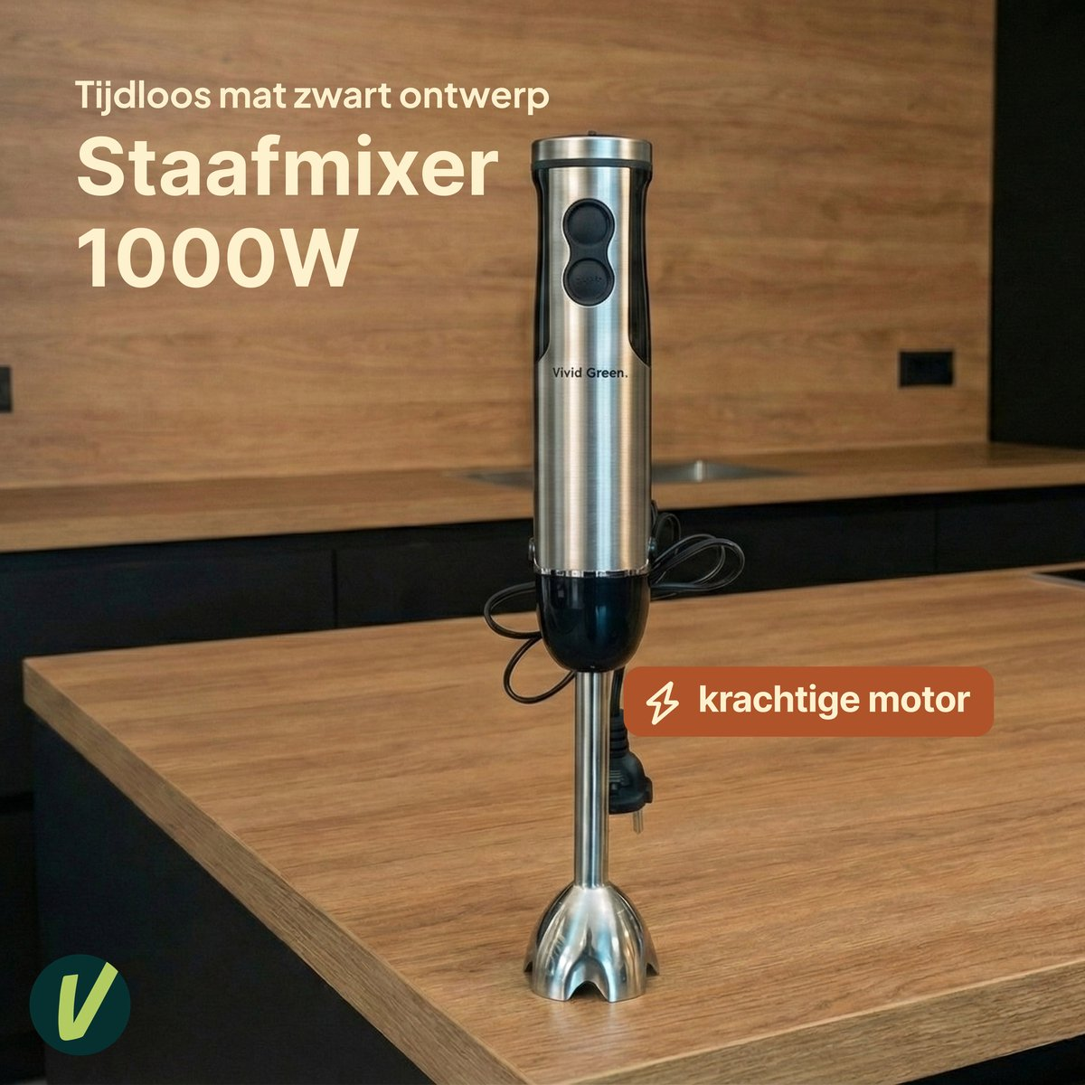 Een zilveren staafmixer met zwart handvat staat op een houten aanrecht.