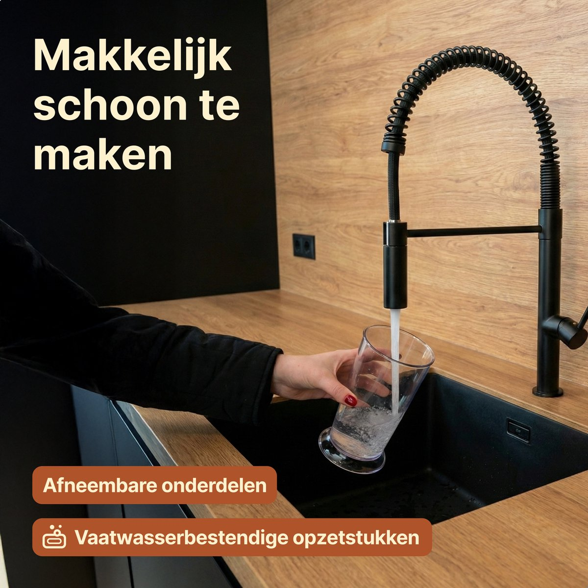 Een hand vult een glas onder een keukenkraan met veermet. Beeld toont tekst.