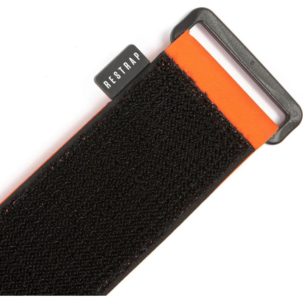 Une sangle orange avec velcro noir et boucle noire, sur fond blanc.