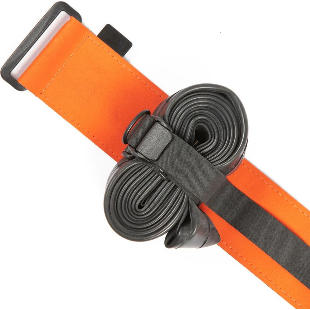 Sangle orange avec chambres à air de vélo noires et fermeture velcro.