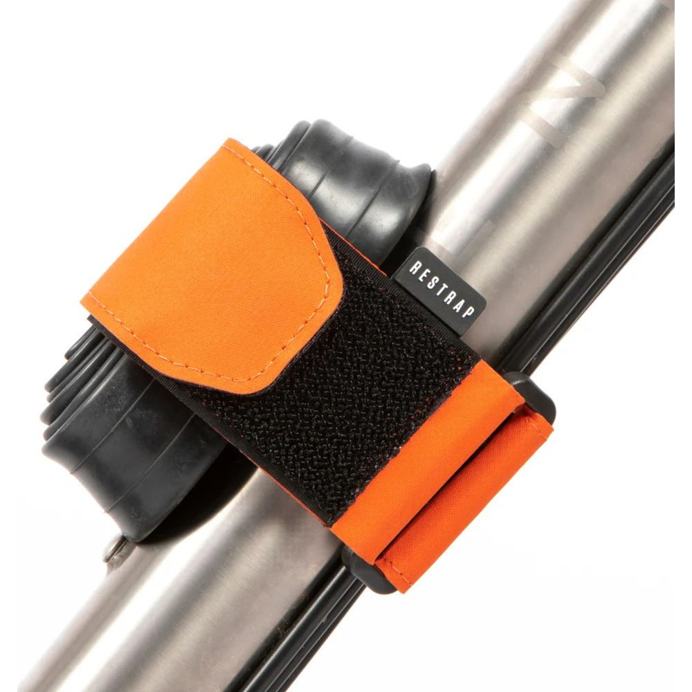 Pochette RESTRAP orange avec velcro fixée à un tube argenté.