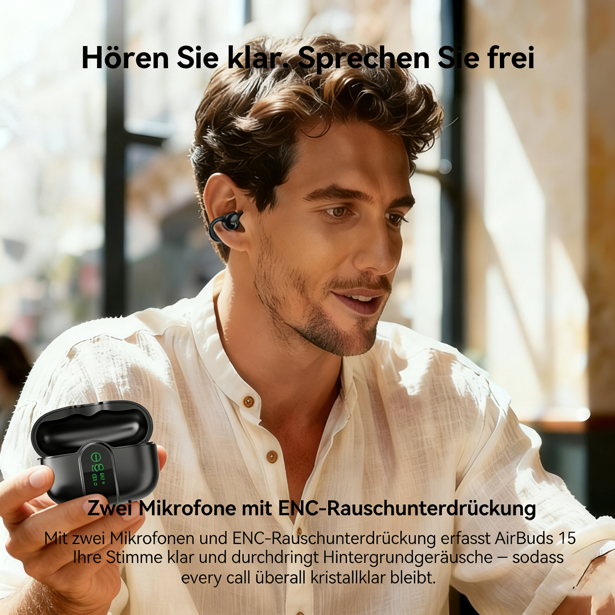 Mann mit Ohrhörern und Ladecase mit ENC-Technologie.