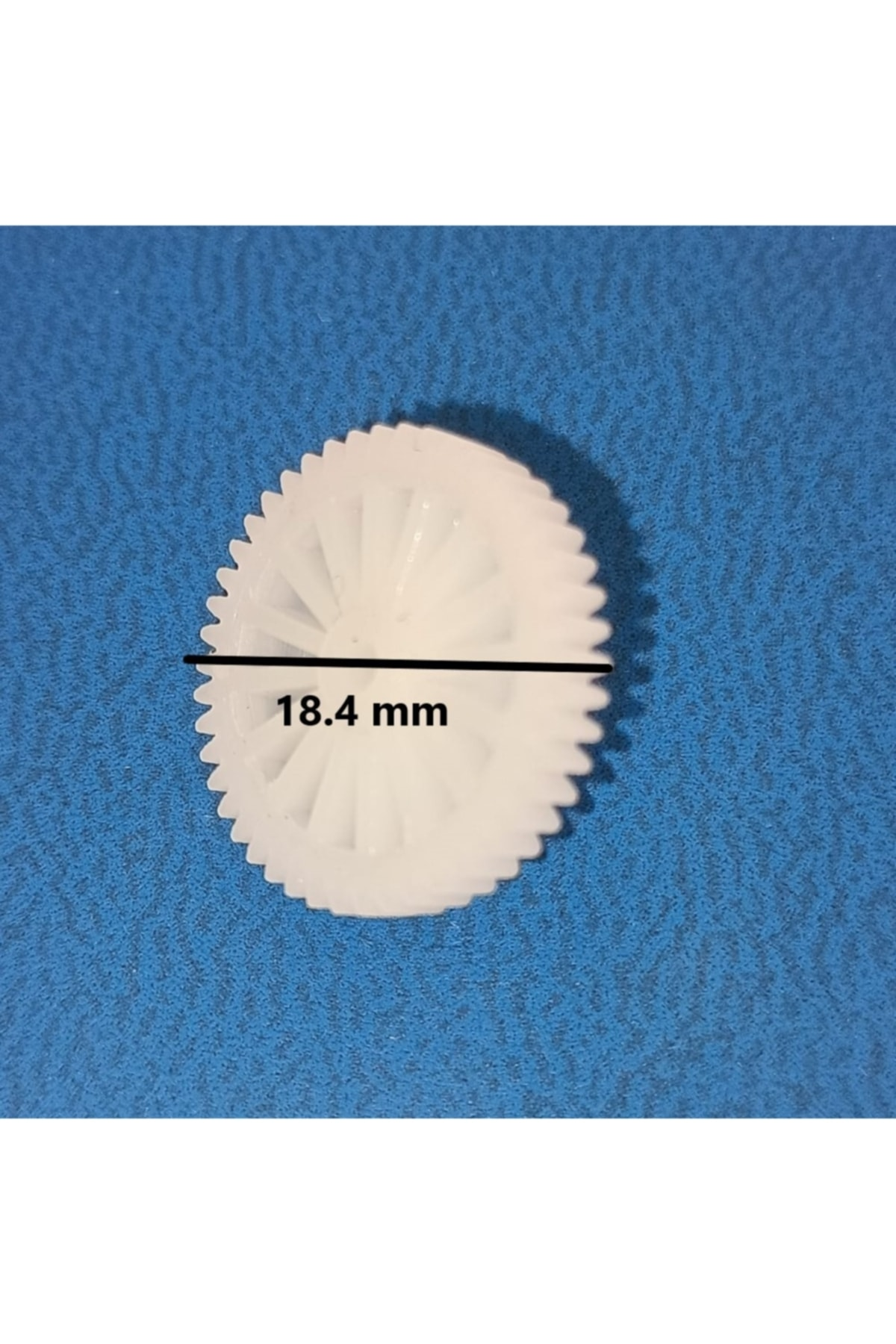 Mavi arka plan üzerinde 18,4 mm çapında beyaz dişli.