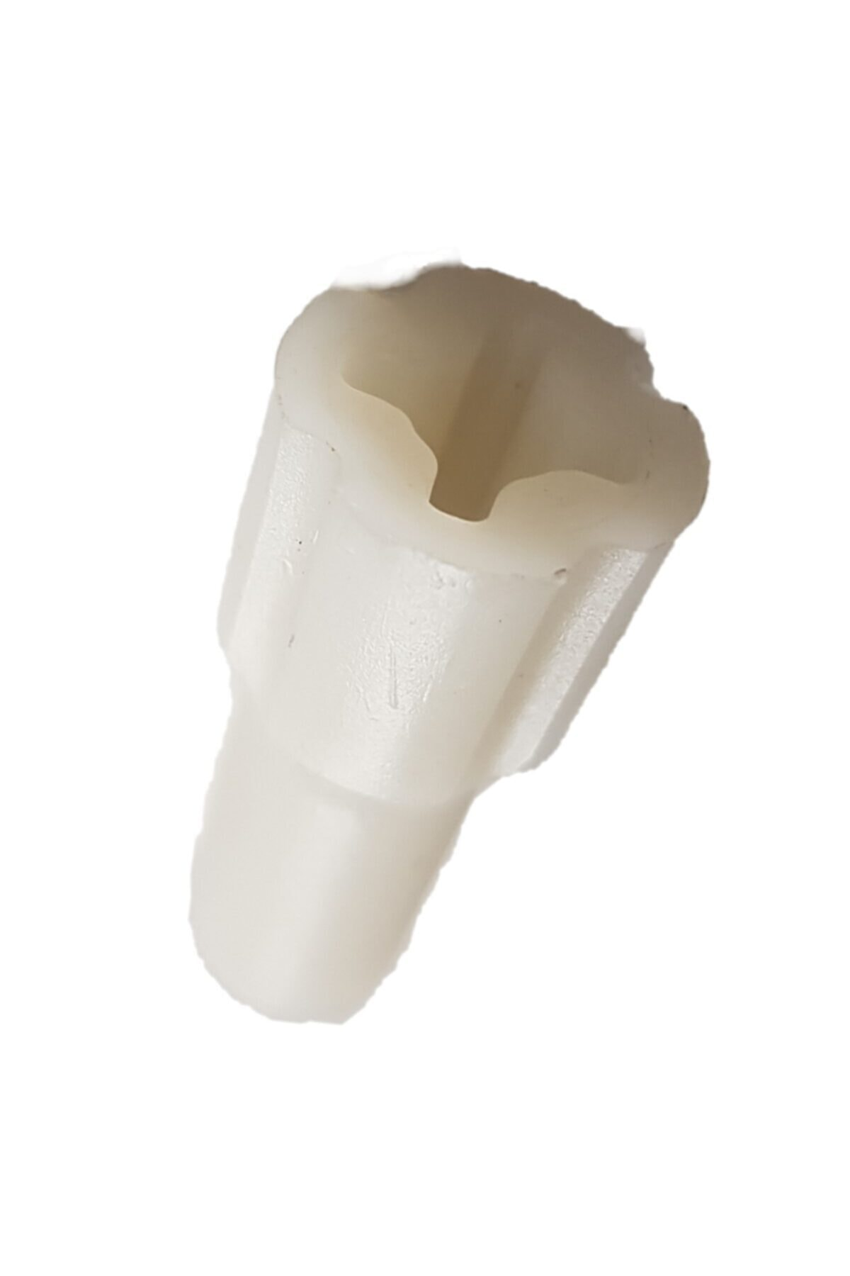Altıgen üst ve silindirik alt bölüme sahip beyaz plastik parça.