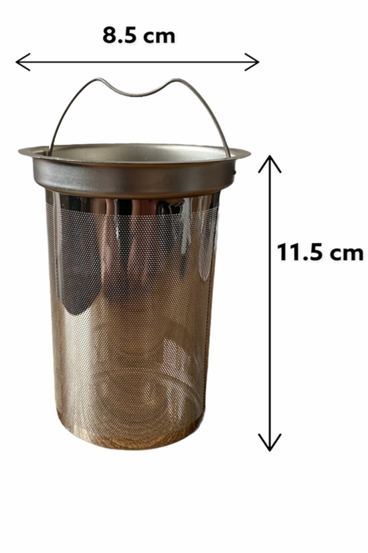 Kulplu silindirik metal çay süzgeci, 8,5 x 11,5 cm ölçülerinde.