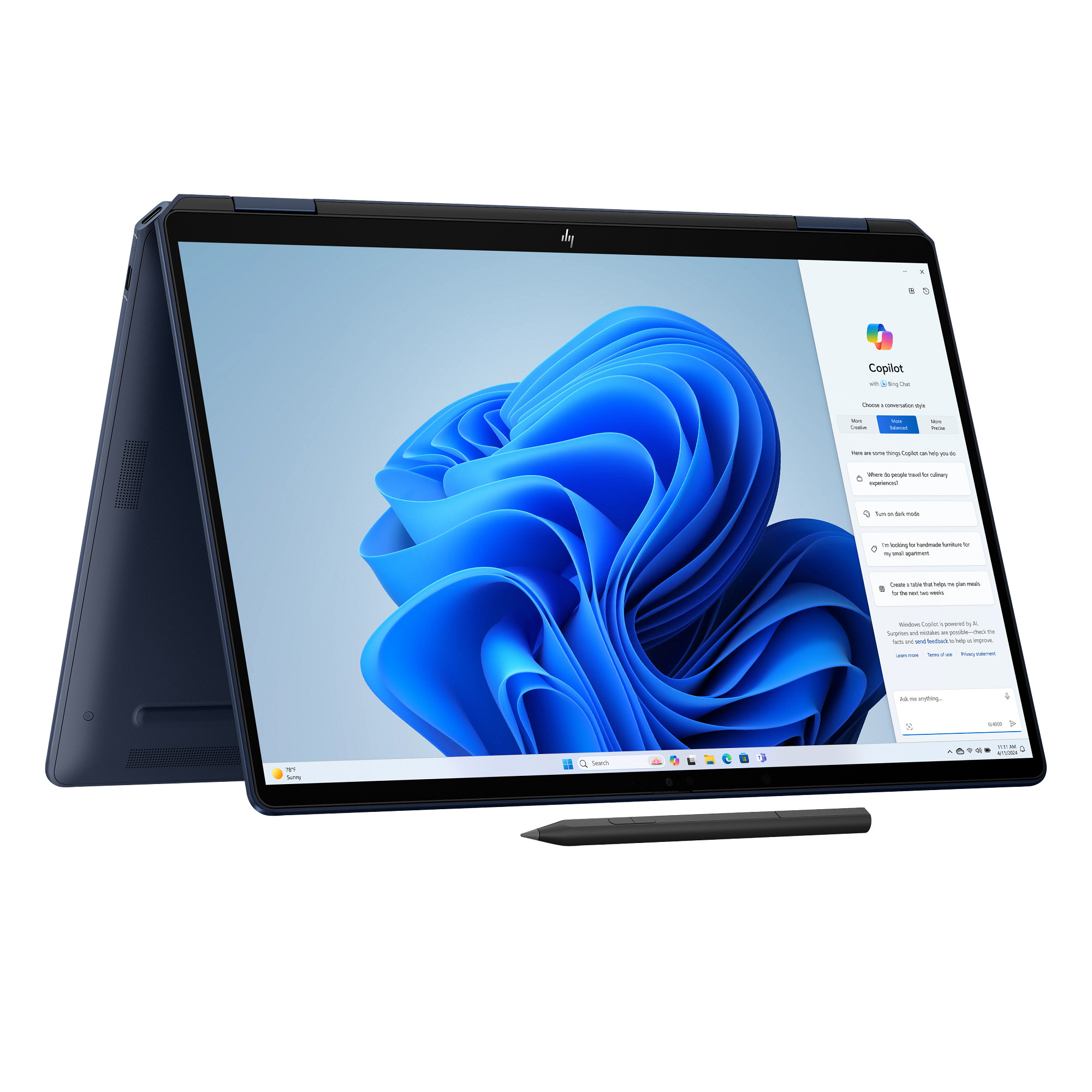 Ein dunkelblauer HP Laptop im Tablet-Modus mit Stift, zeigt Copilot-Oberfläche.