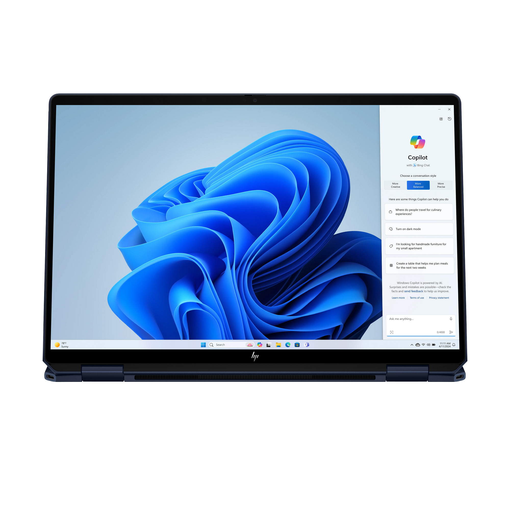 Ein Laptop mit Windows Copilot und einem blauen Hintergrundbild.