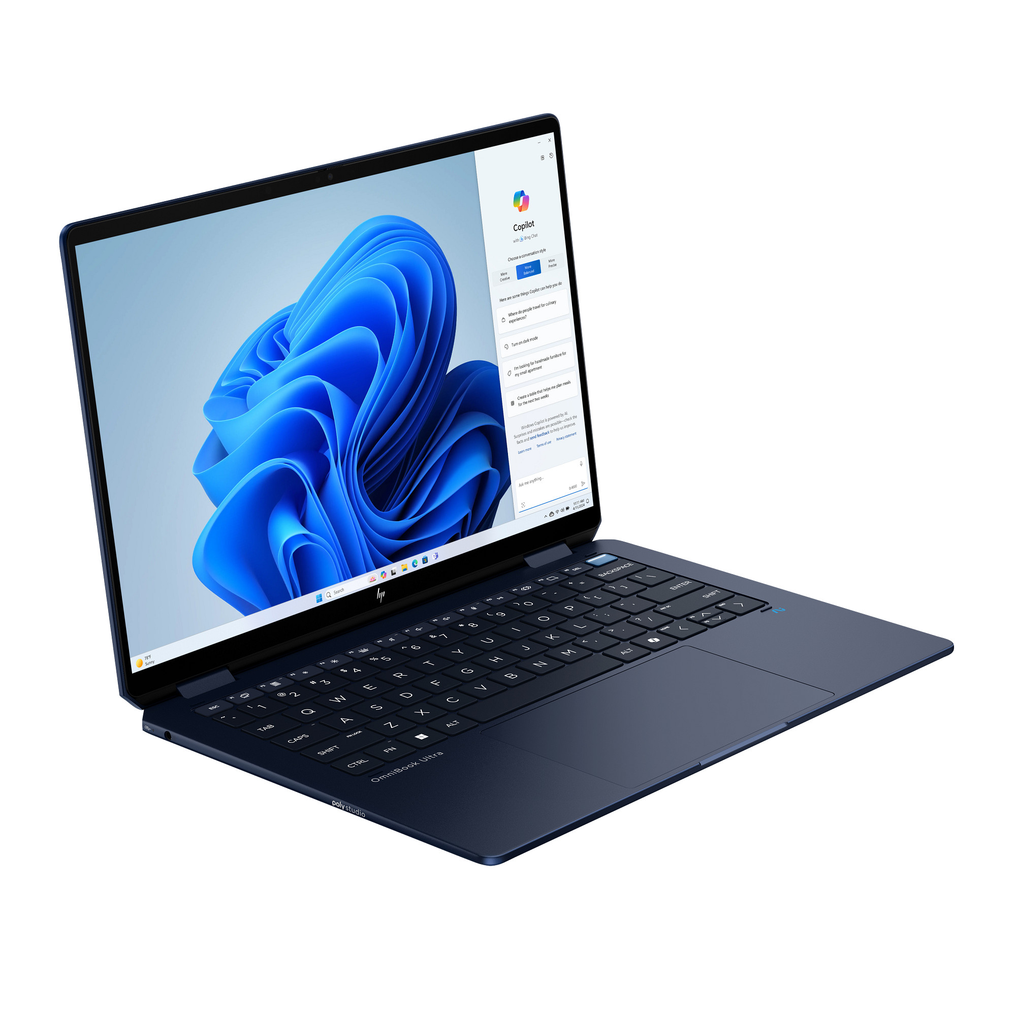 Ein geöffnetes blaues HP OmniBook Laptop mit Windows Copilot und blauem Hintergrund.