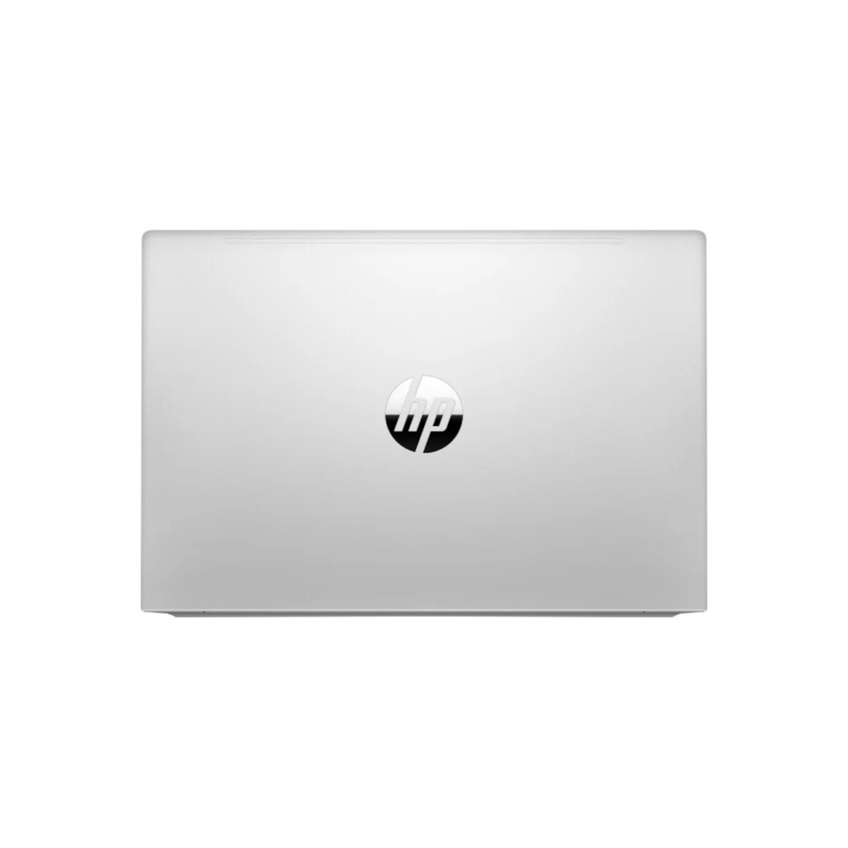 Geschlossenes silbernes HP Laptop mit Logo auf weißem Hintergrund.