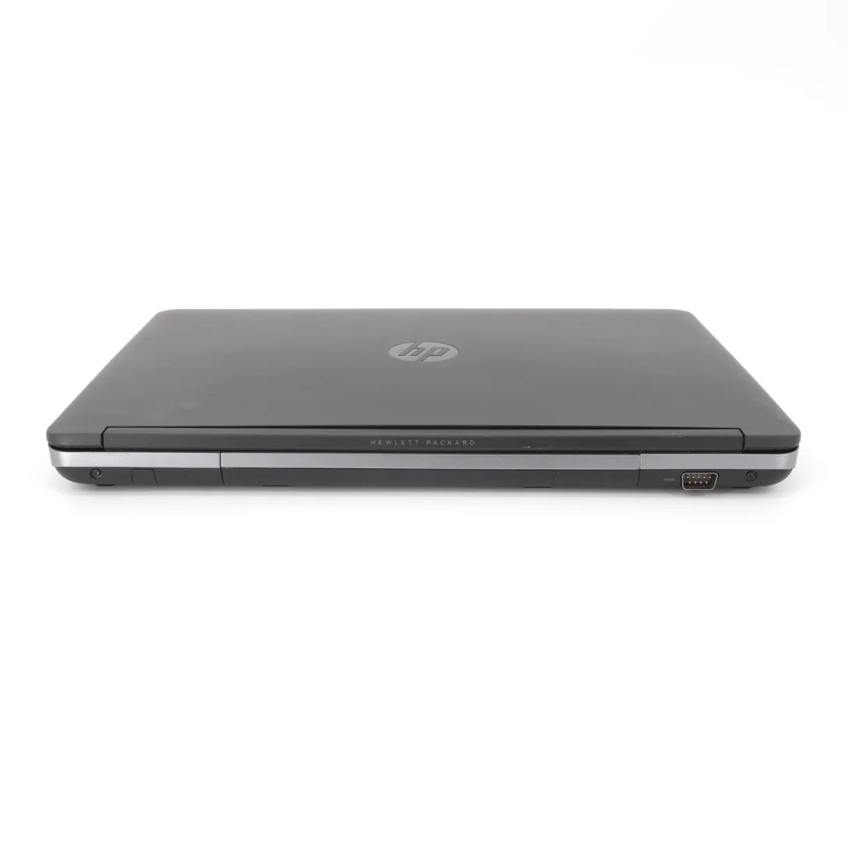 Geschlossener schwarzer HP Laptop mit Logo, auf weißem Hintergrund.