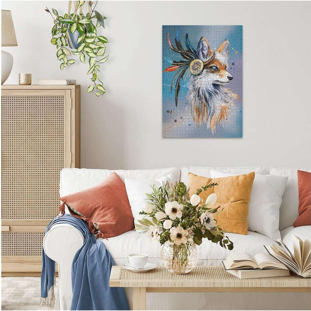 Ein Fuchs mit Federschmuck auf einem blauen Hintergrund, über einem Sofa.