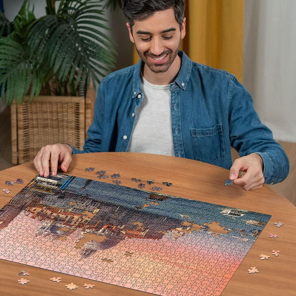 Mann am Holztisch puzzle. Stadtbild mit Sonnenuntergang im Hintergrund.