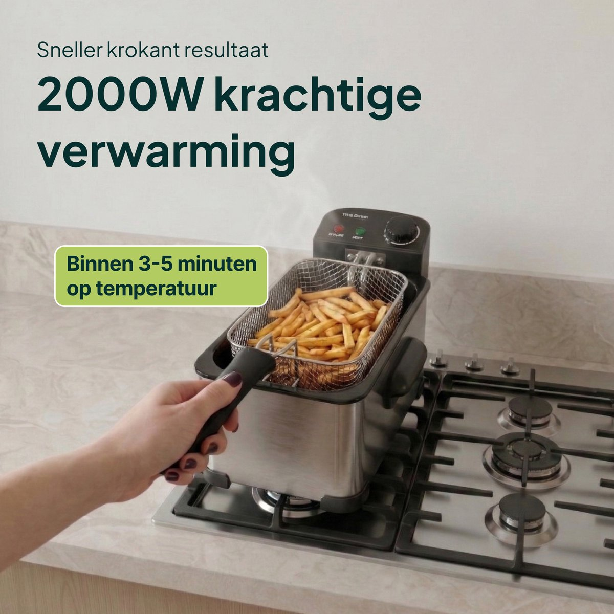 Een frituurpan met frietjes op een gasfornuis, een hand houdt de mand vast.