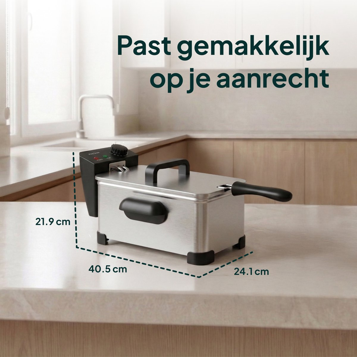 Compacte zilveren friteuse met zwarte handvatten op een aanrecht.