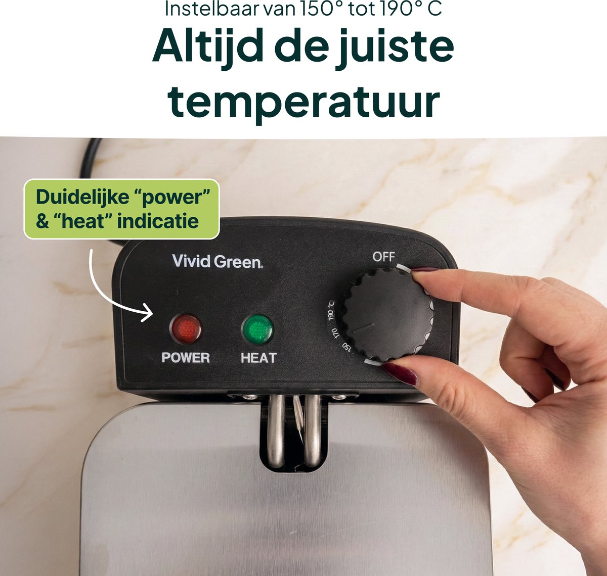Een zwarte draaiknop met temperatuurmarkeringen wordt door een hand gedraaid.