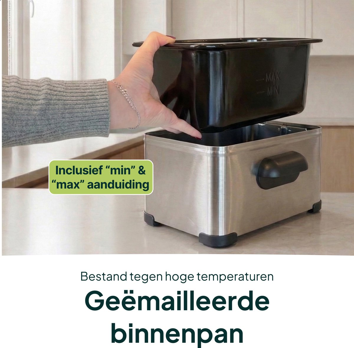 Een hand houdt een zwarte inzet met min/max aanduiding boven een metalen bak.