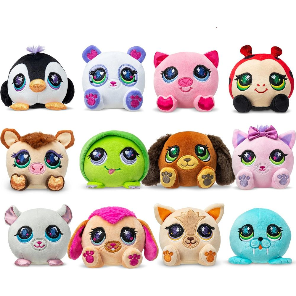 Dodici peluche colorati di varie forme animali su sfondo bianco.