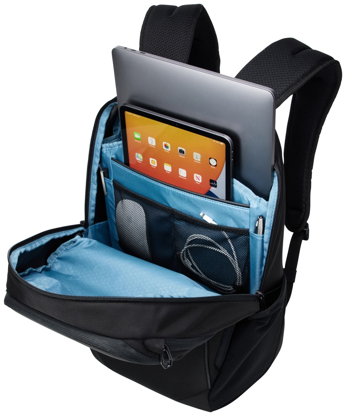 Schwarzer Rucksack offen, zeigt Laptop und Tablet. Blaues Inneres mit Netztaschen.
