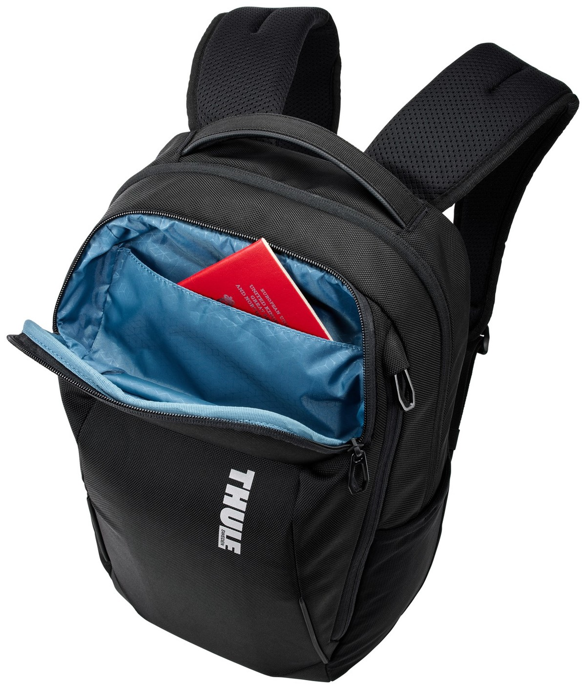 Schwarzer Thule-Rucksack mit offener Fronttasche, die ein blaues Futter und einen roten Reisepass zeigt.