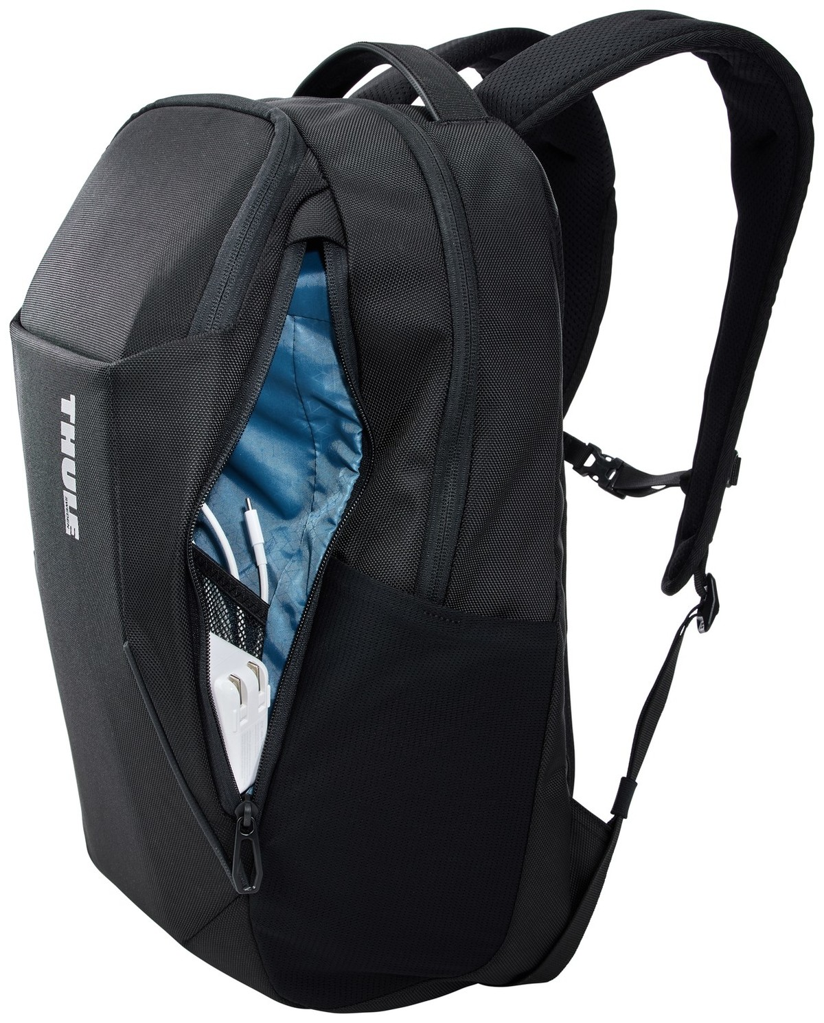 Schwarzer Rucksack mit geöffneter Tasche, Ladekabel und weißem Ladegerät.