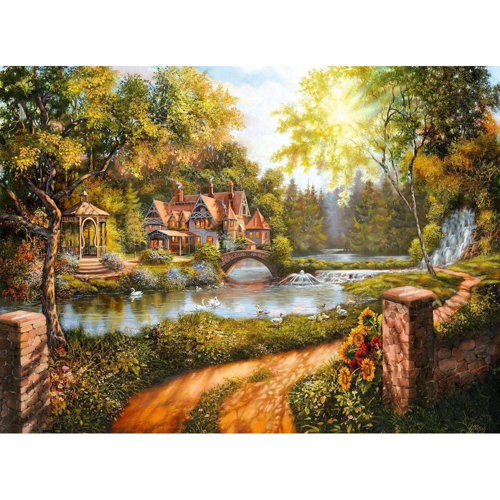 Eine malerische Szene eines Hauses, Brücke, Flusses, Schwäne und Wasserfall bei Sonnenschein.