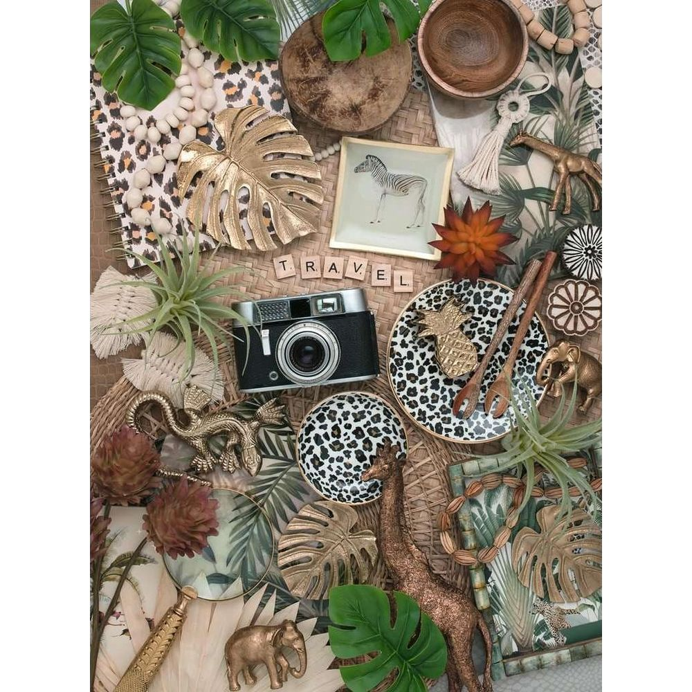 Safari-Deko mit Kamera, Giraffe, Elefanten, Goldlaub und Zebra-Bild.