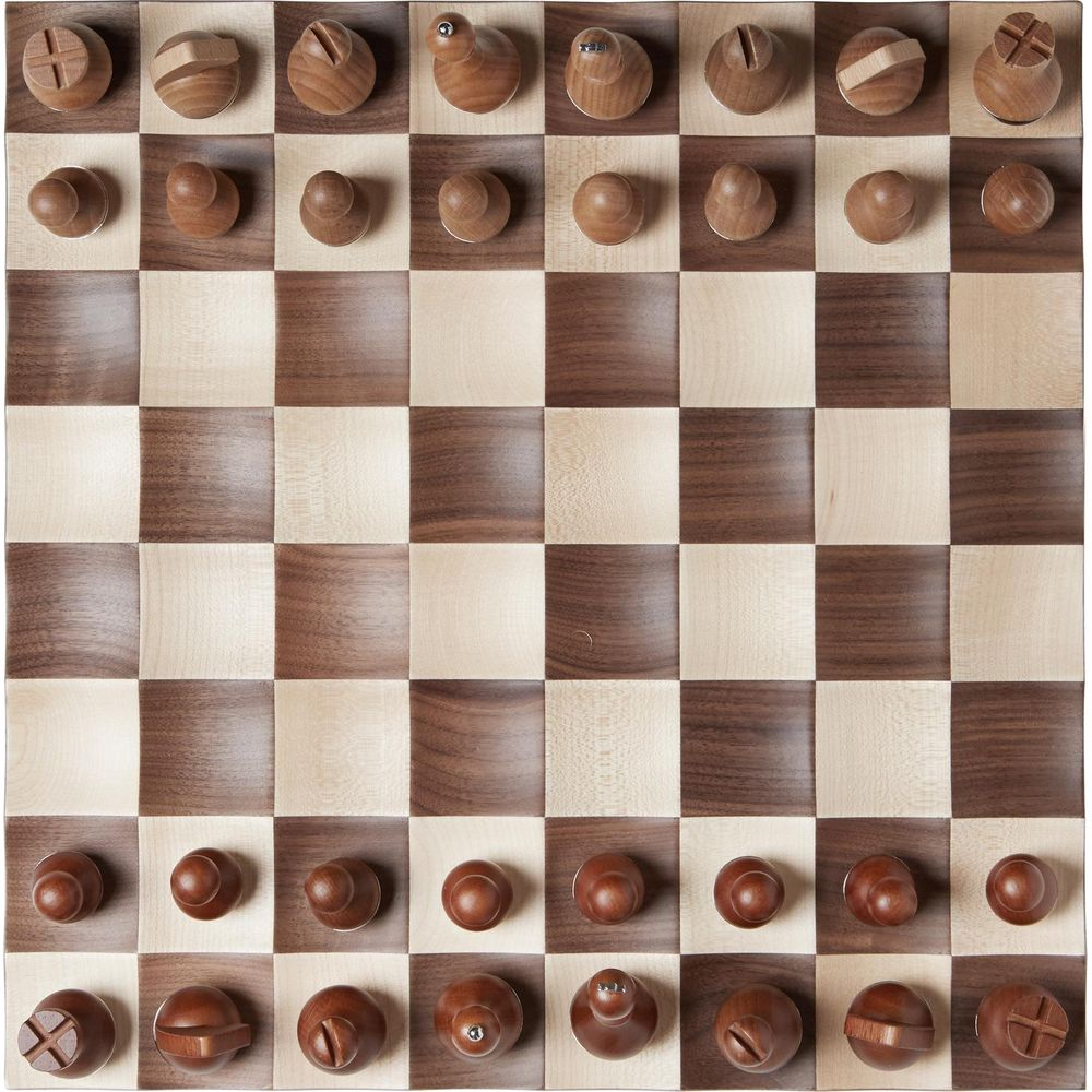 Scacchiera in legno con caselle marroni e chiare, pezzi disposti sulle file anteriori.