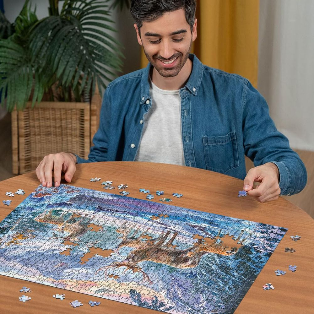 Homme faisant un puzzle de rennes dans la neige. Table en bois.