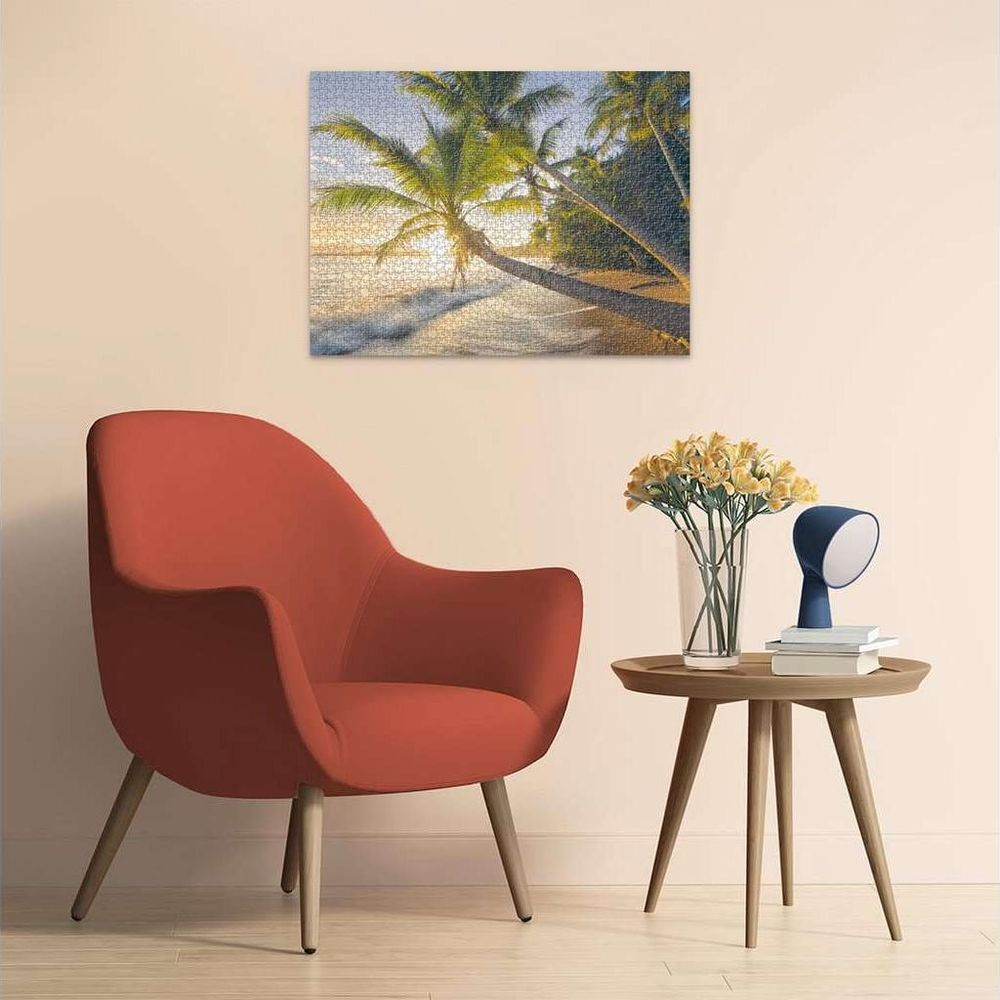 Palmiers sur la plage au coucher du soleil, une chaise corail et table d'appoint.
