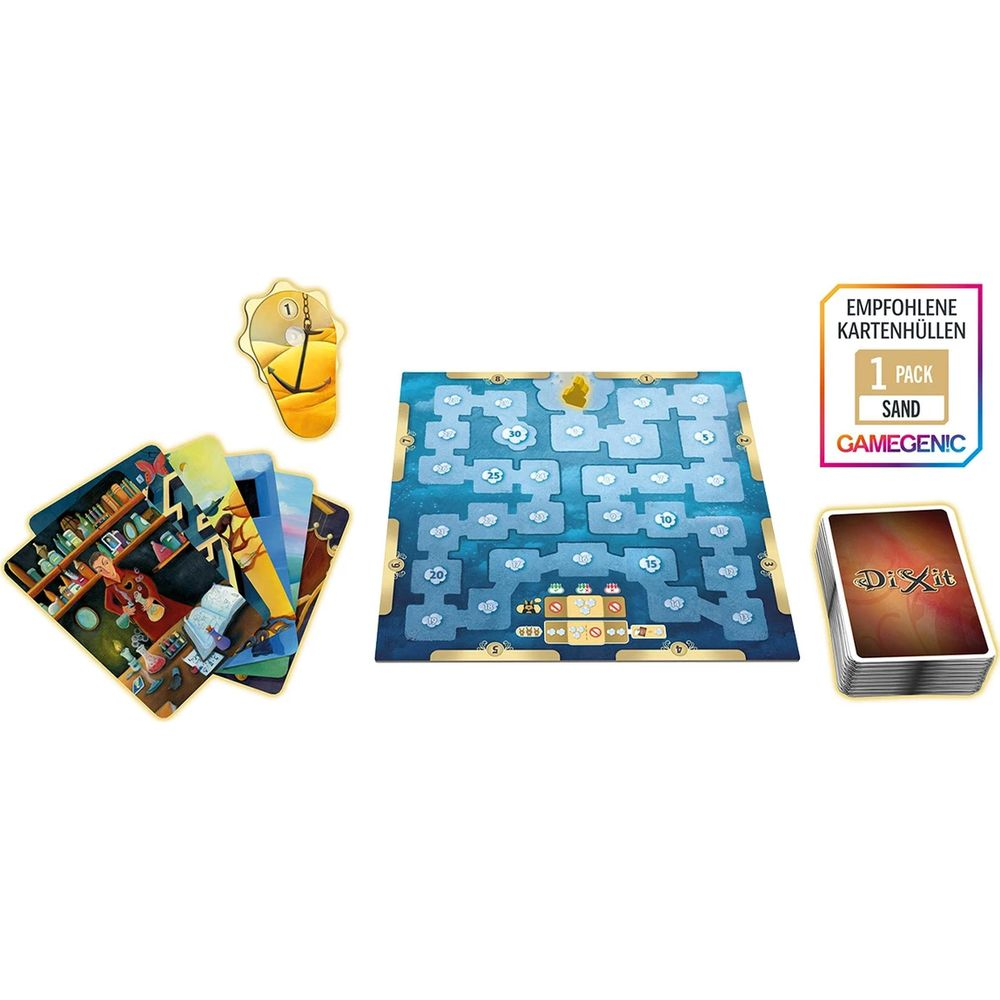 Gioco da tavolo con tabellone, carte e pedine su sfondo bianco.