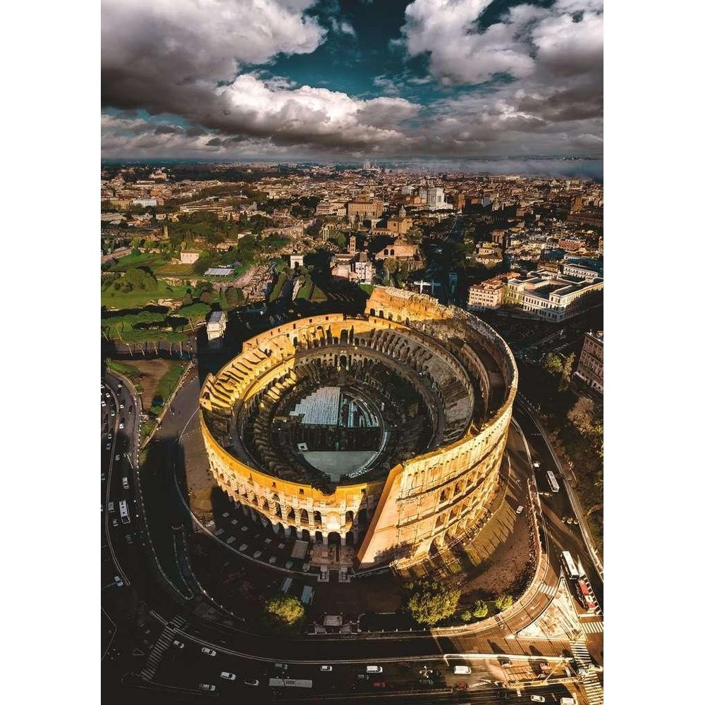 Il Colosseo di Roma, un'antica arena circondata da una città e strade.