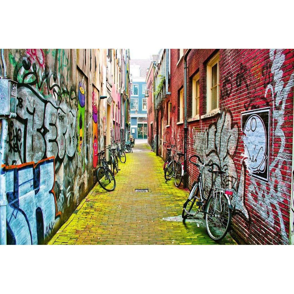 Ruelle pavée avec graffitis sur les murs et vélos garés.