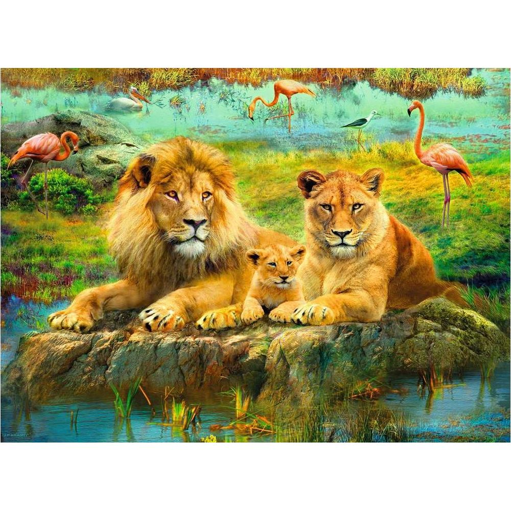 Löwenfamilie ruht auf Felsen am Wasser, Flamingos und Vögel im Hintergrund.