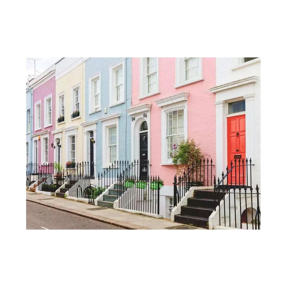 Casas coloridas en hilera con barandillas y escaleras negras, una puerta roja.