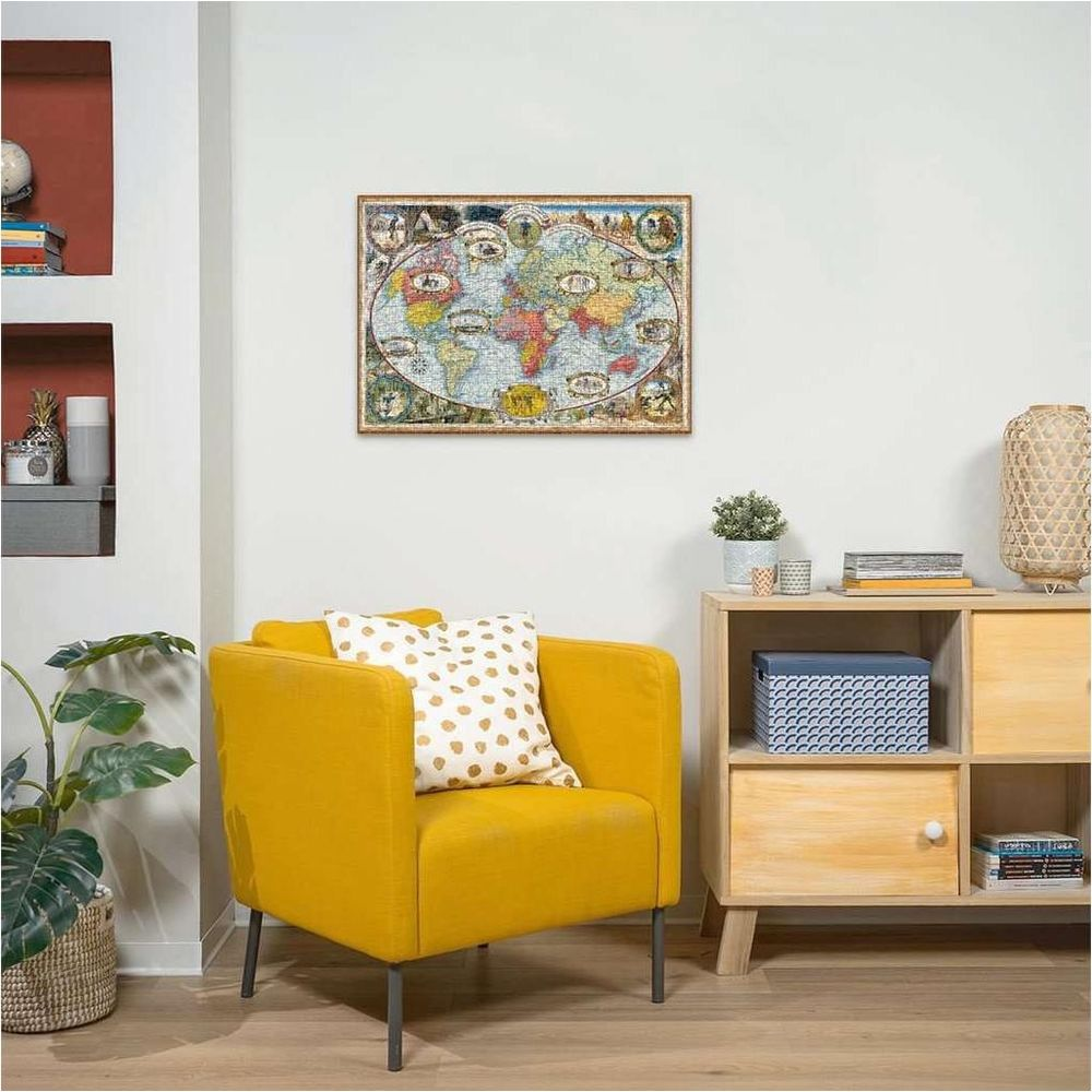 Un fauteuil jaune avec coussin devant une carte du monde murale.